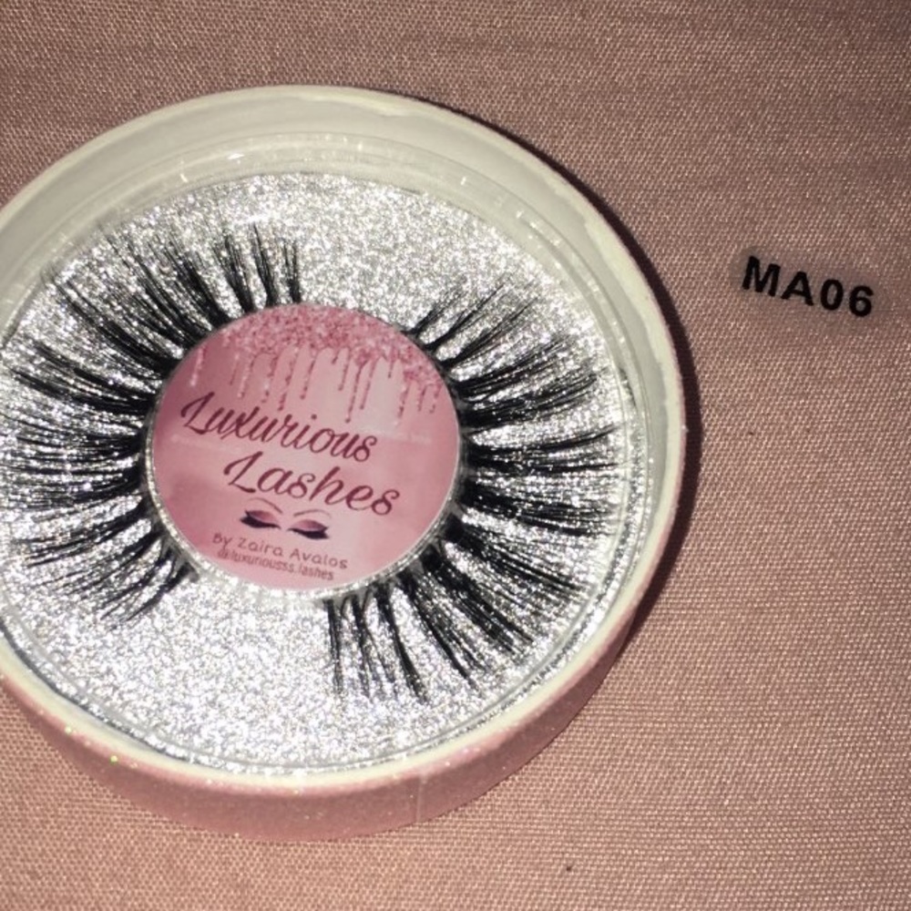 Ladies shop our Luxurious Lashes style “MA06”